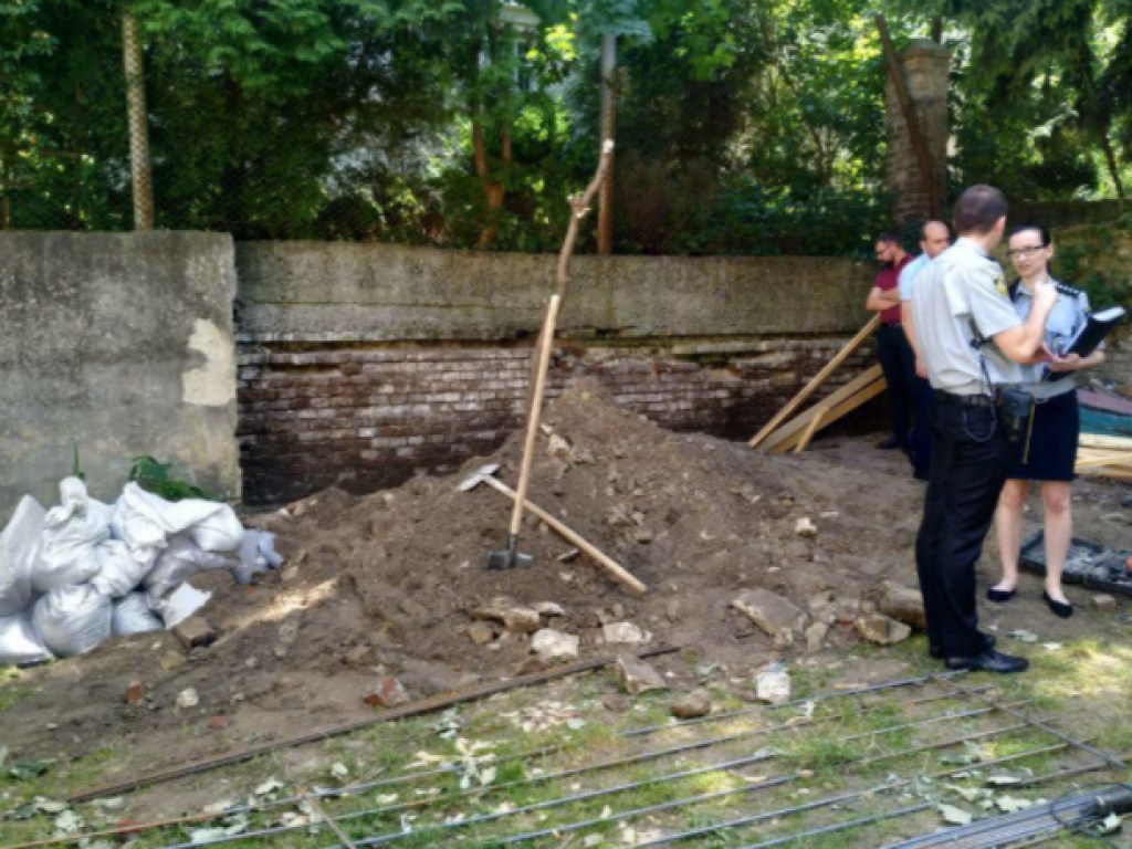 Один погибший: Во Львове рухнула стена детсада (ФОТО, ВИДЕО)