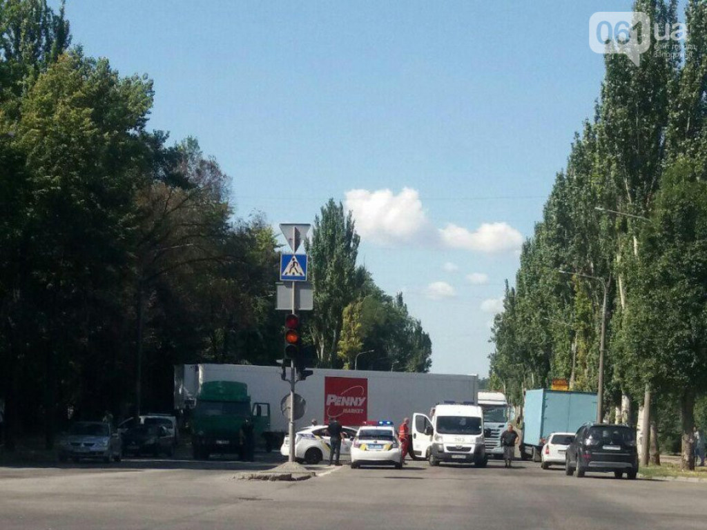 В Запорожье на дороге умер водитель фуры: образовалась пробка (ФОТО)