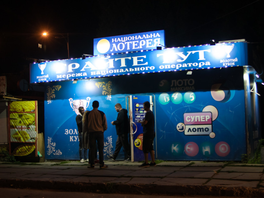 Перевернули столы, напали на посетителя: В Киеве хулиганы в спортивных костюмах разгромили зал с лотереей (ФОТО)