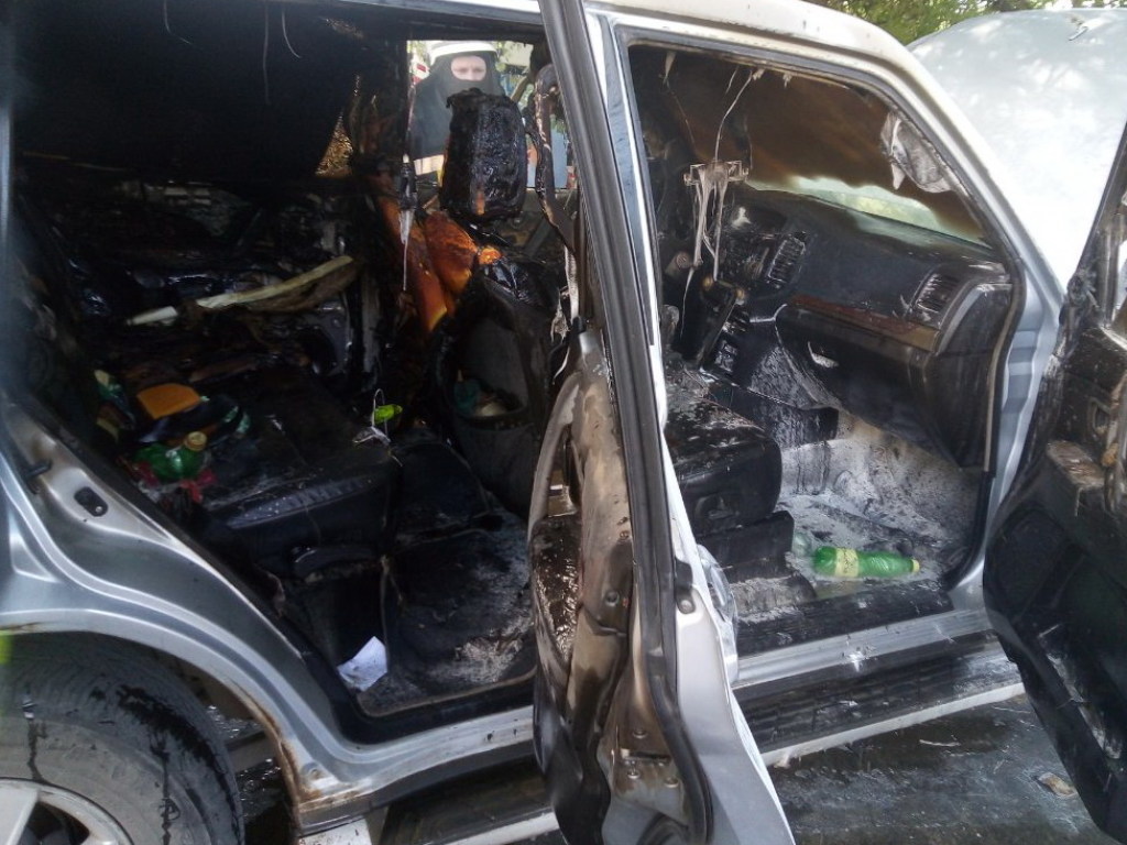 В Харькове на перекрестке загорелся внедорожник Mitsubishi: водитель сильно пострадал (ФОТО)