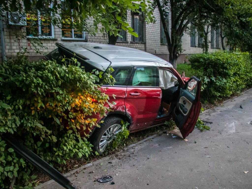 В Киеве водитель Range Rover снес столб: мужчину госпитализировали (ФОТО, ВИДЕО)