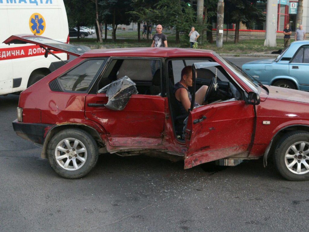 В Днепре на проспекте дорогу не поделили ВАЗ и Daewoo: женщина попала в больницу (ФОТО)