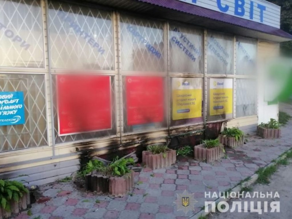 Под Киевом двое мужчин подожгли агитацию и едва не уничтожили магазин (ФОТО)