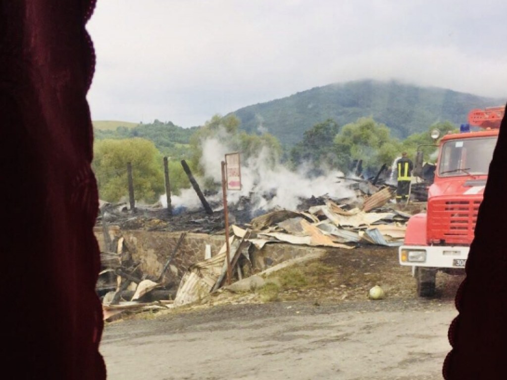 На Закарпатье сожгли отель и автомойку депутата (ФОТО)