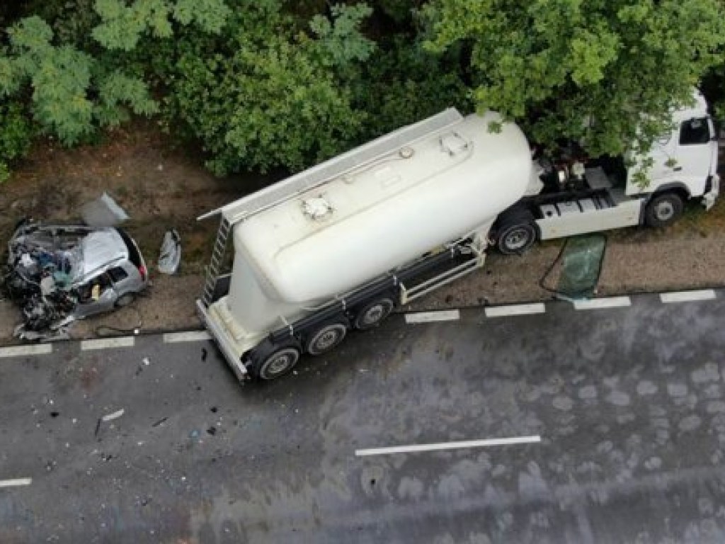 Столкновение Mazda и грузовика: украинец погиб в ДТП в Польше (ФОТО)