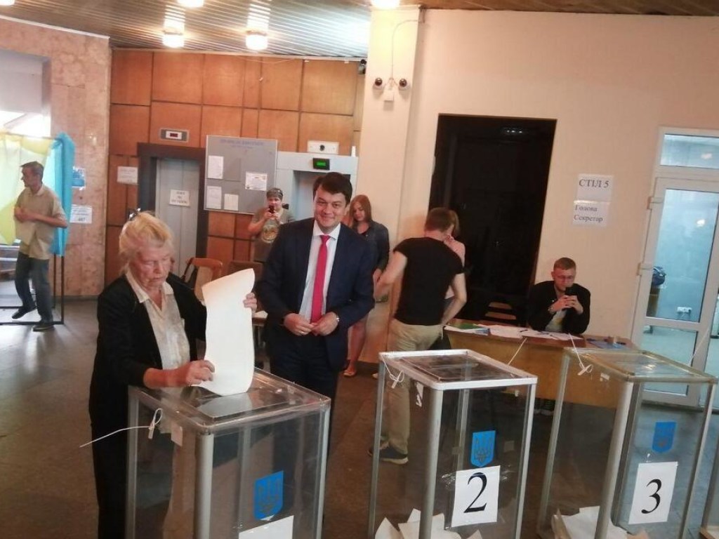 Разумков устроил словесную перепалку с избирательницей на участке в Киеве (ФОТО, ВИДЕО)
