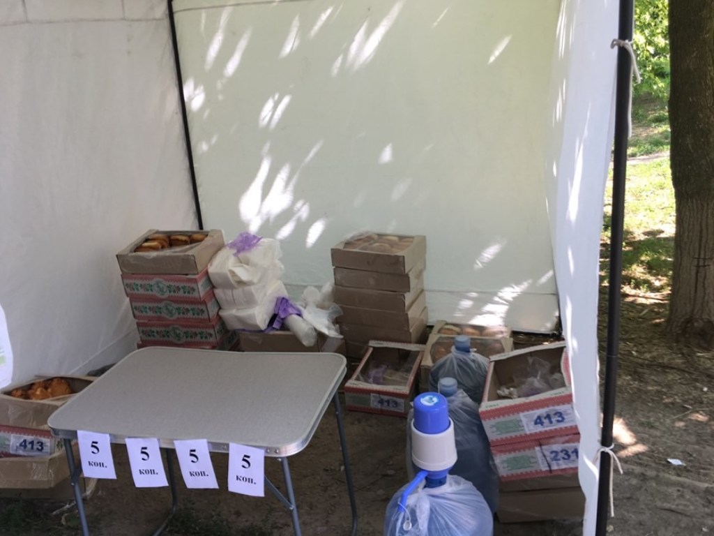 «Подкуп?»: в Днепре возле избирательного участка продавали печенье за 5 копеек (ФОТО, ВИДЕО)