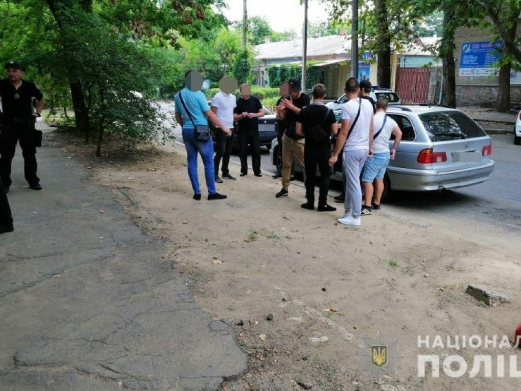 В Николаеве у избирательного участка задержали людей с оружием (ФОТО)