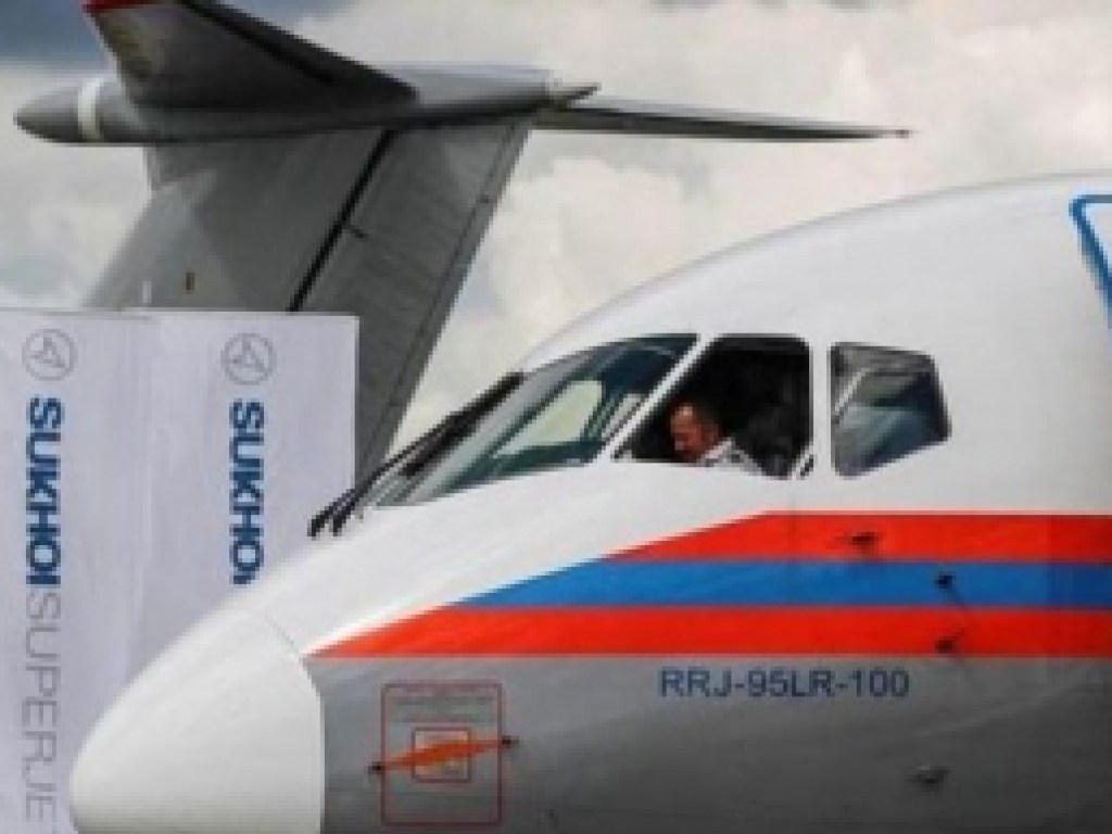 У российского пассажирского самолета в полете треснуло стекло кабины пилотов