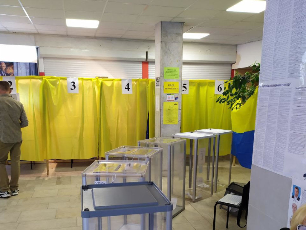 В Киевской области в кабинках для голосования обнаружили окна (ФОТО)