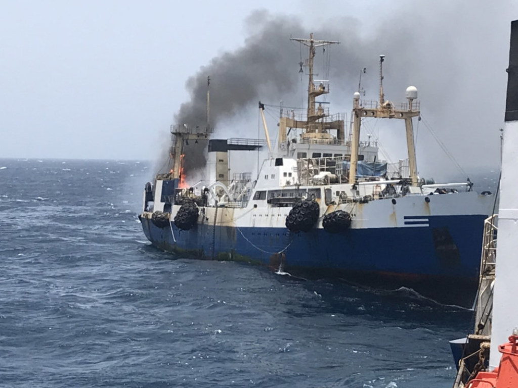 На украинском судне в Африке произошел пожар: один моряк пропал (ФОТО)