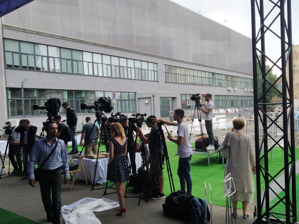Пикник под дождем: что происходит в штабе партии «Европейская солидарность» в день выборов (ФОТО)