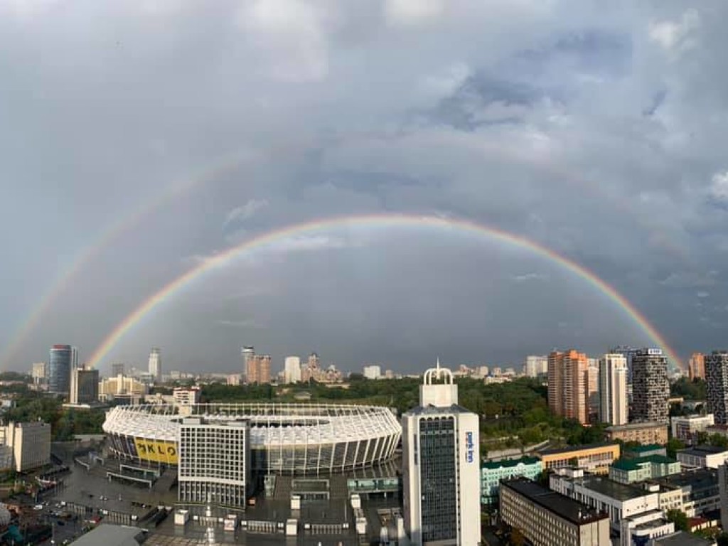 Хорошее предзнаменование: В небе над Киевом появилось уникальное природное явление (ФОТО)