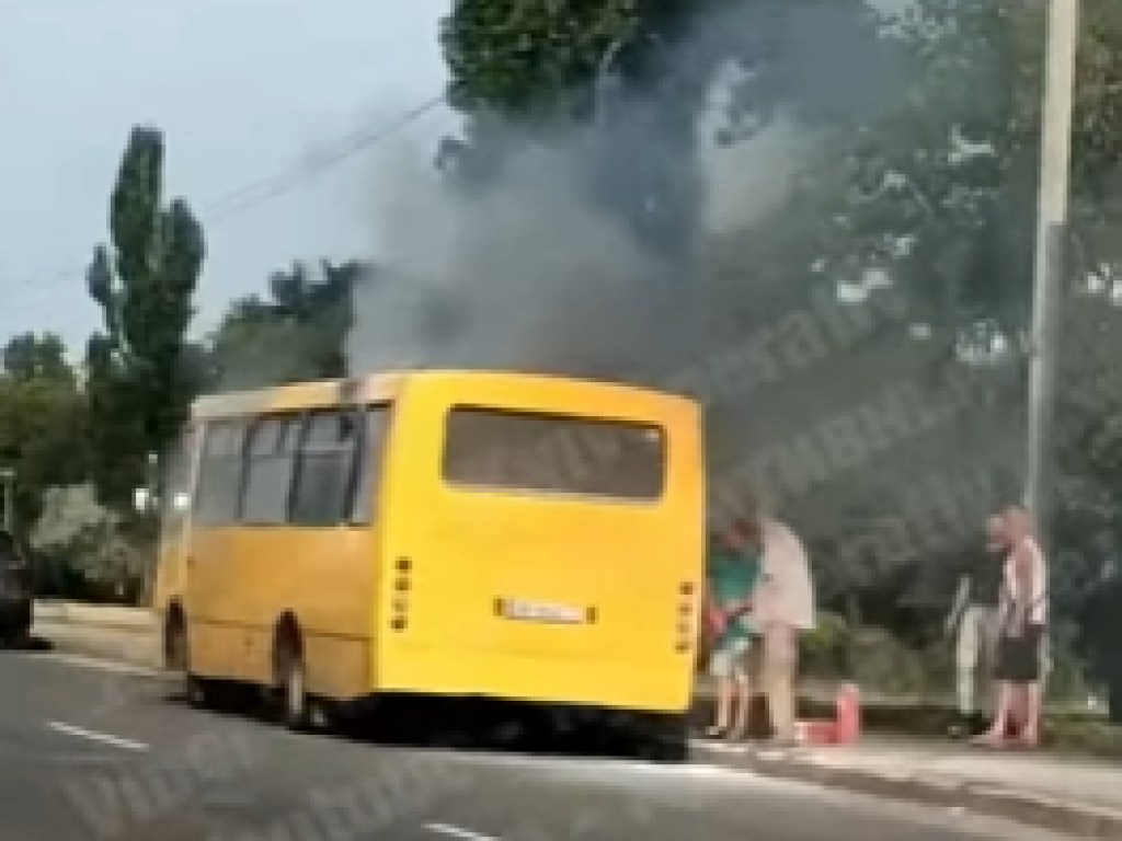 Третий раз за месяц: в Киеве произошло огненное ЧП с маршруткой (ФОТО, ВИДЕО)