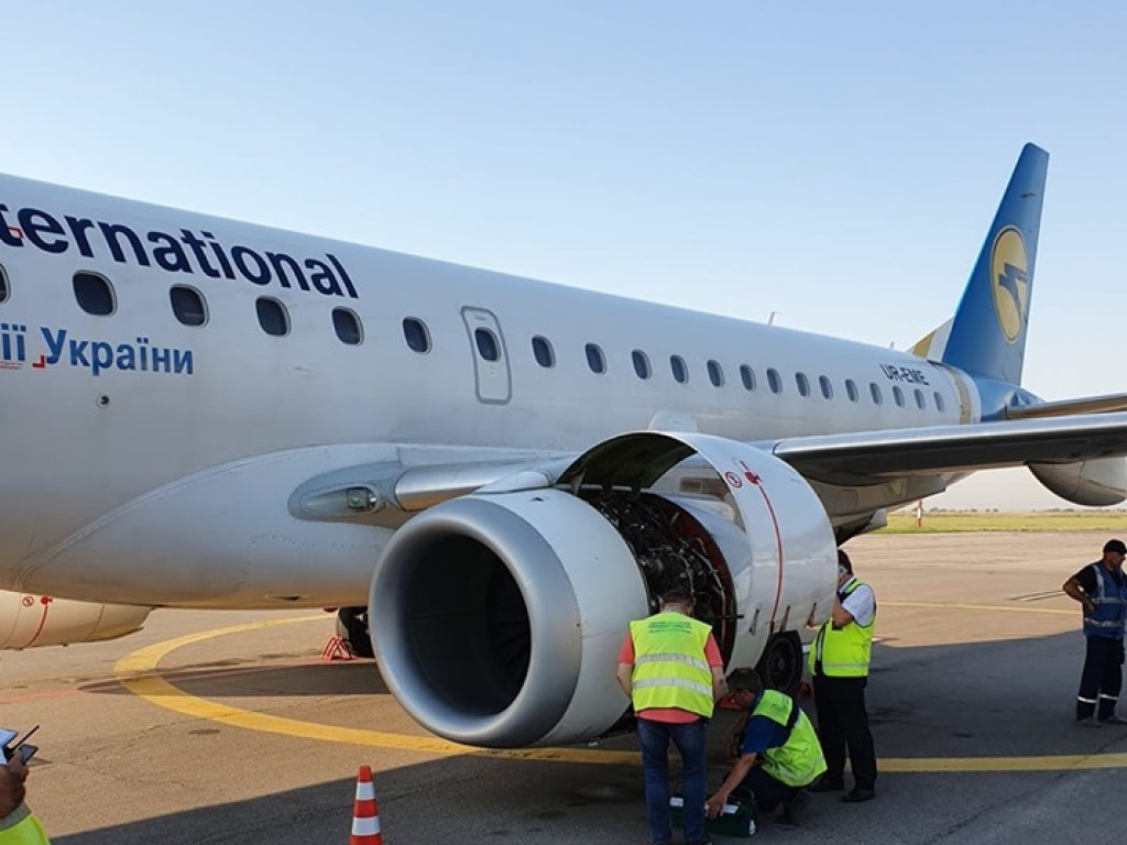 Самолет сломался: Пассажиры МАУ застряли в аэропорту Днепра на 20 часов (ФОТО, ВИДЕО)