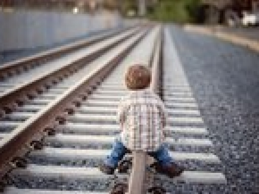 Под колеса поезда на Донбассе попал 3-летний ребенок