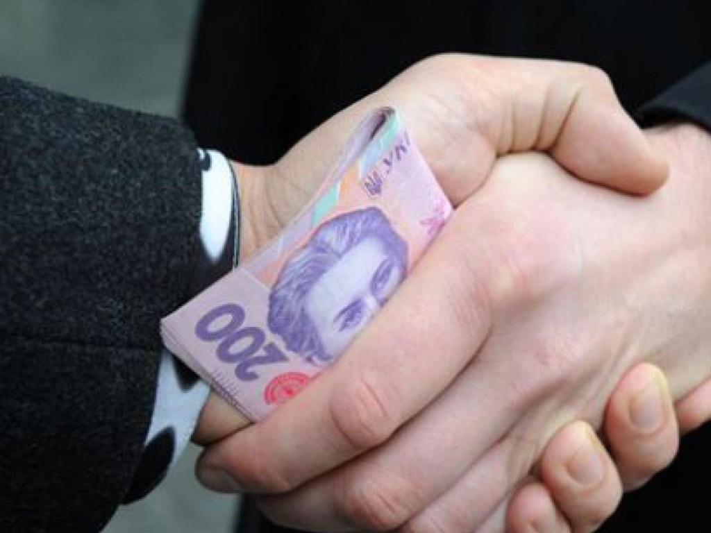 8 тысяч гривен: На Черниговщине поймали на взятке сотрудника таможни (ФОТО)