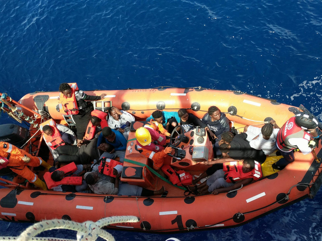 Один человек пропал: У берегов Турции затонула лодка с нелегальными мигрантами