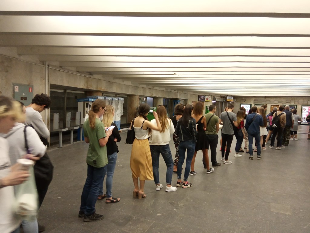 На станциях киевского метро замечена давка в очереди за жетонами (ФОТО)