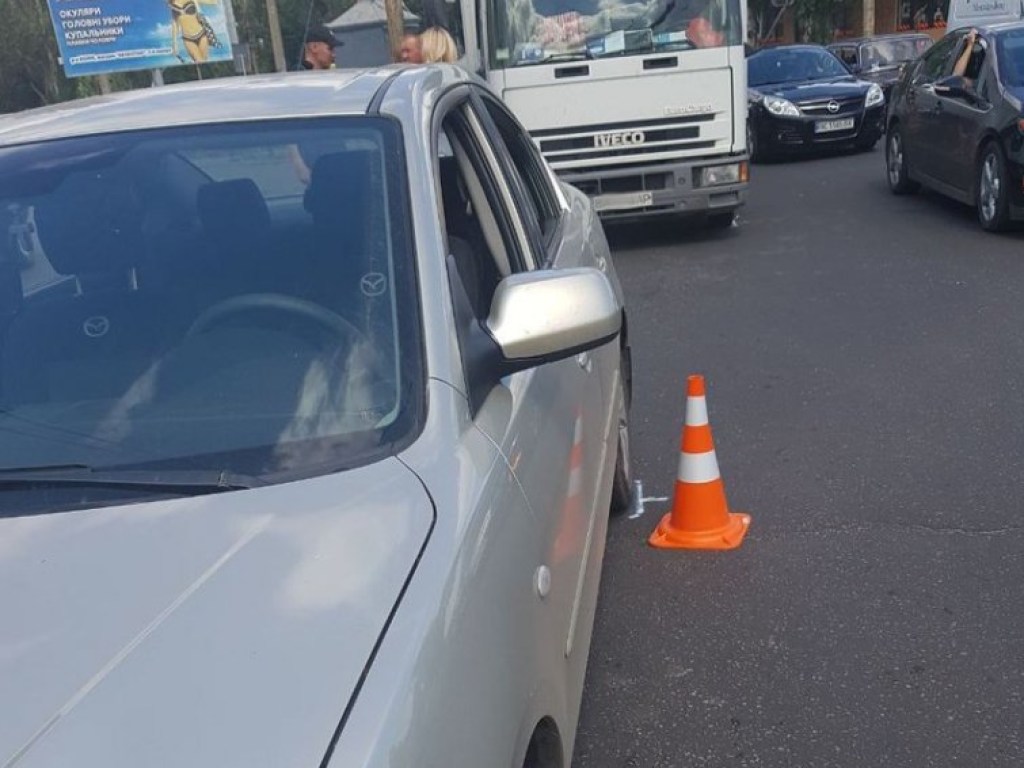 В Центре Николаева грузовой Iveco врезался в Mazda (ФОТО)