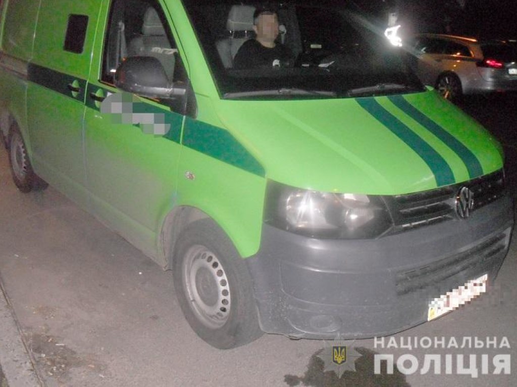 На Соломенке в Киеве неизвестный выкрал из машины инкассаторов мешки с деньгами (ФОТО)