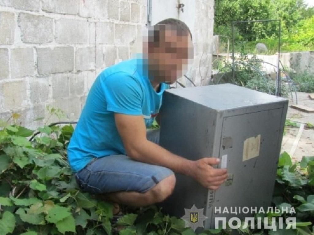 В Киеве работник похитил из магазина сейф с деньгами (ФОТО)