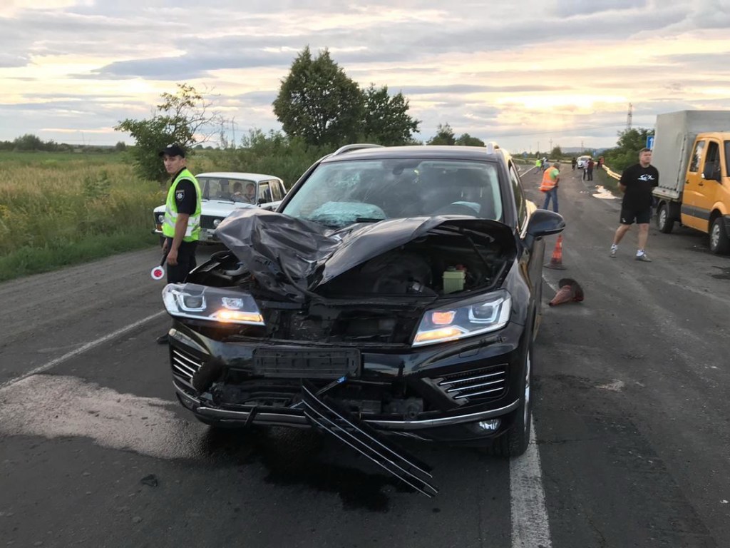 На Закарпатье чиновник на внедорожнике сбил насмерть молодого дорожника (ФОТО)