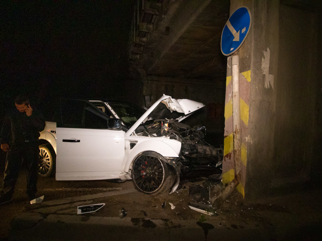 На столичном Отрадном белый Range Rover врезался в опору моста (ФОТО, ВИДЕО)