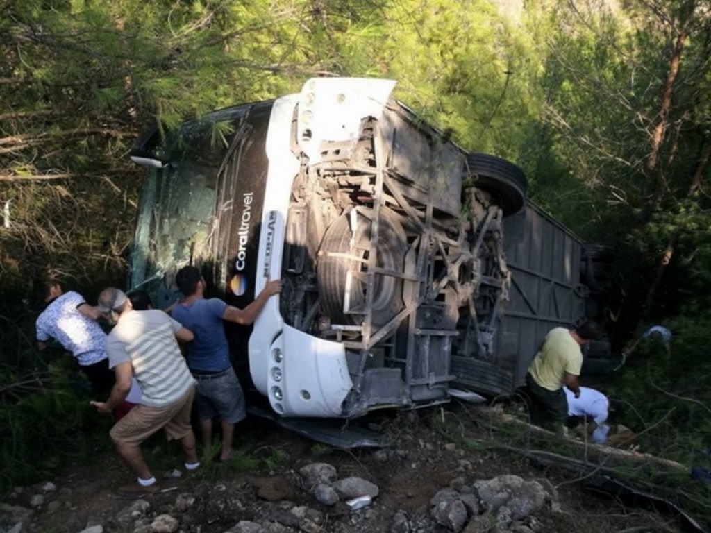 В Турции перевернулся туристический автобус: много пассажиров пострадало (ФОТО)