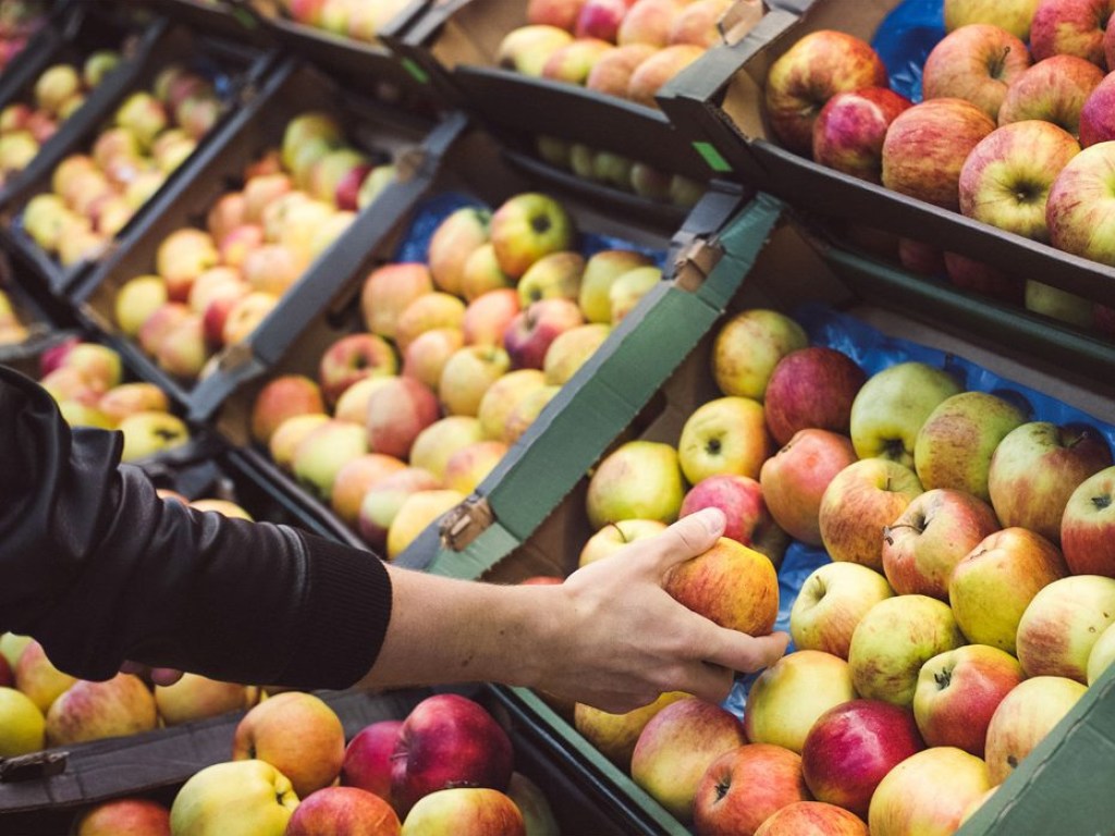 Настоящий яд: Врачи рассказали, какой вред могут нанести яблоки из супермаркета