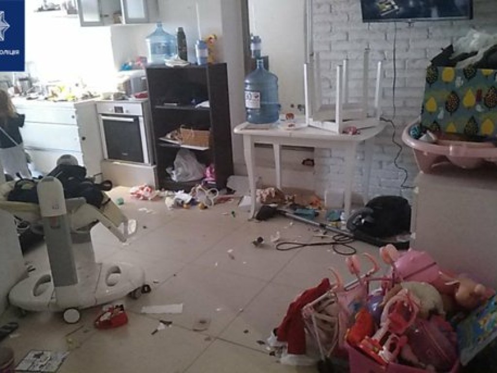 Соседи услышали плач и крики: в Киеве горе-отец запер в квартире трех своих малолетних детей (ФОТО)