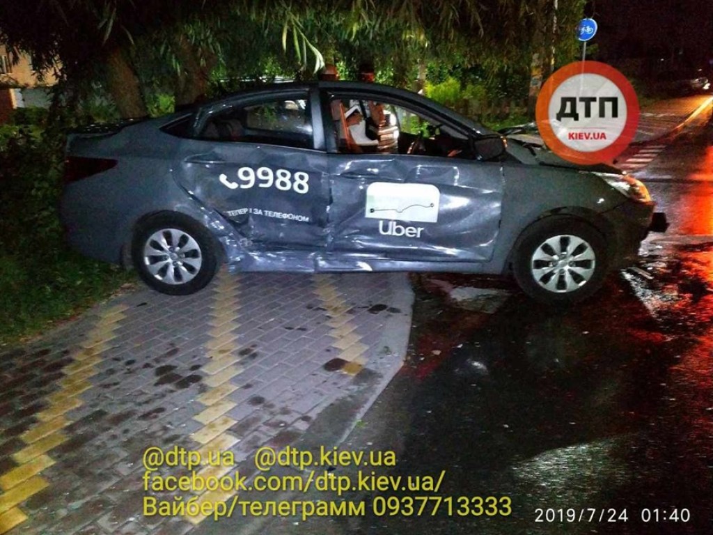 Такси Uber столкнулось с белым Lexus на столичной Петропавловской Борщаговке (ФОТО)
