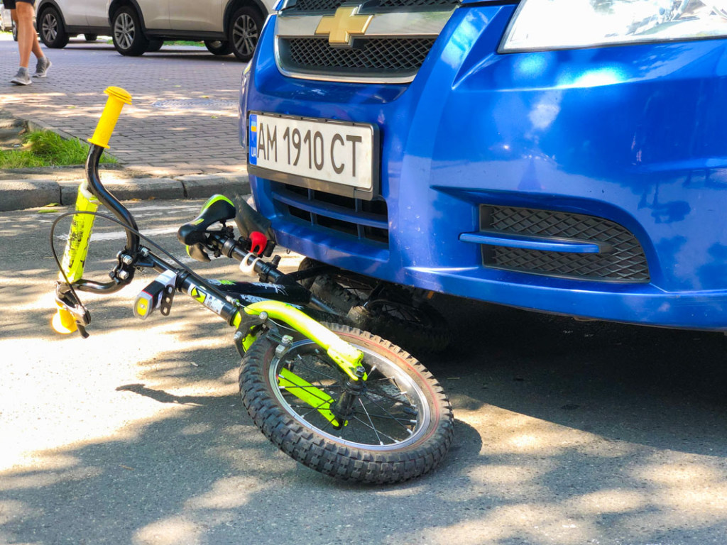 В Киеве таксист сбил ребенка на велосипеде (ФОТО, ВИДЕО)