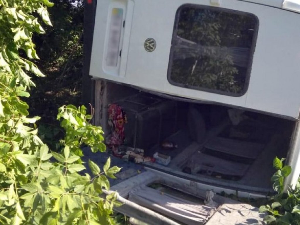 Пятеро пострадавших: В Хмельницкой области перевернулся микроавтобус (ФОТО)