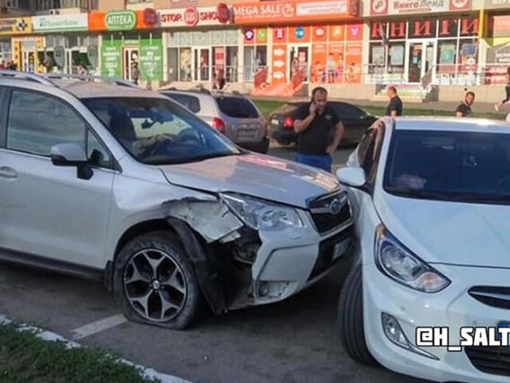 В Харькове женщина за рулем Subaru Forester разбила припаркованные авто (ФОТО)
