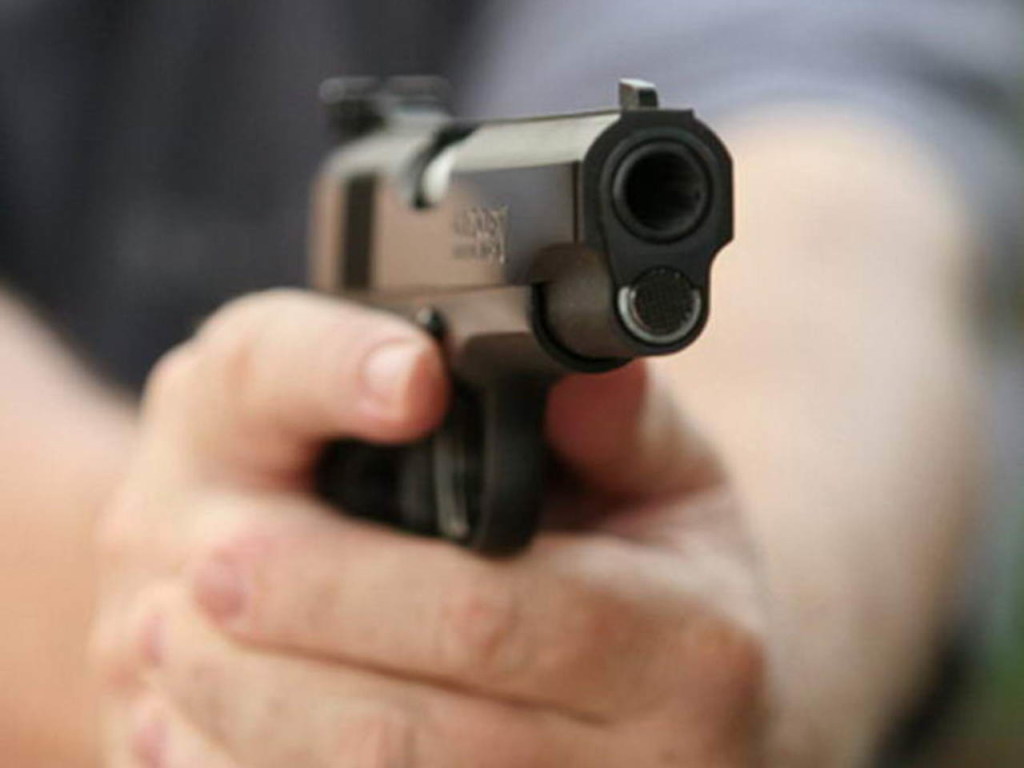 Угрожал оружием: В Черкассах работник охранной фирмы поставил горожанина на колени (ВИДЕО)