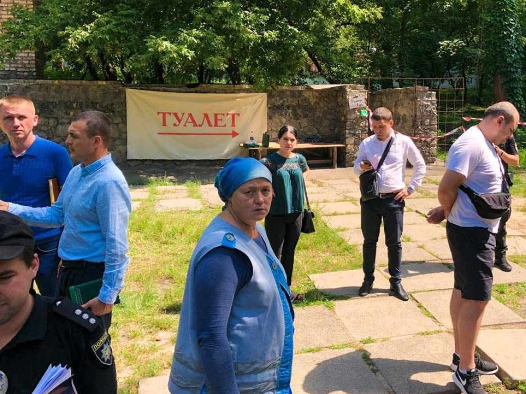 В Киеве в общественном туалете нашли тело мужчины в луже крови (ФОТО)