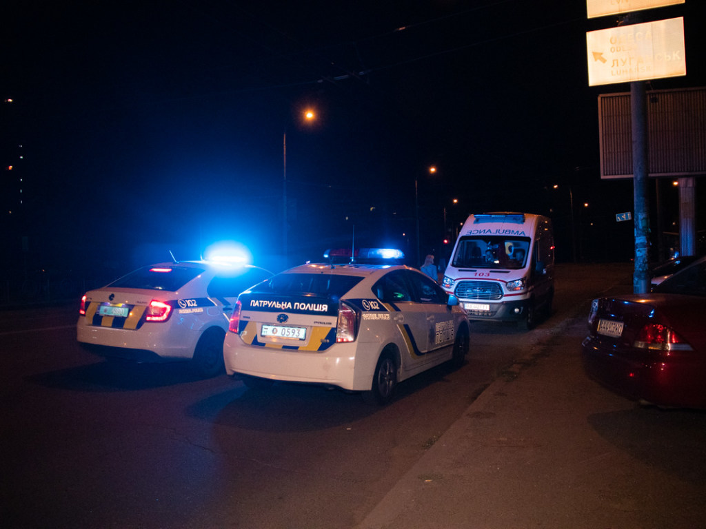 В Оболонском районе Киева пьяная компания напала на прохожего: раненый мужчина открыл стрельбу (ФОТО, ВИДЕО)