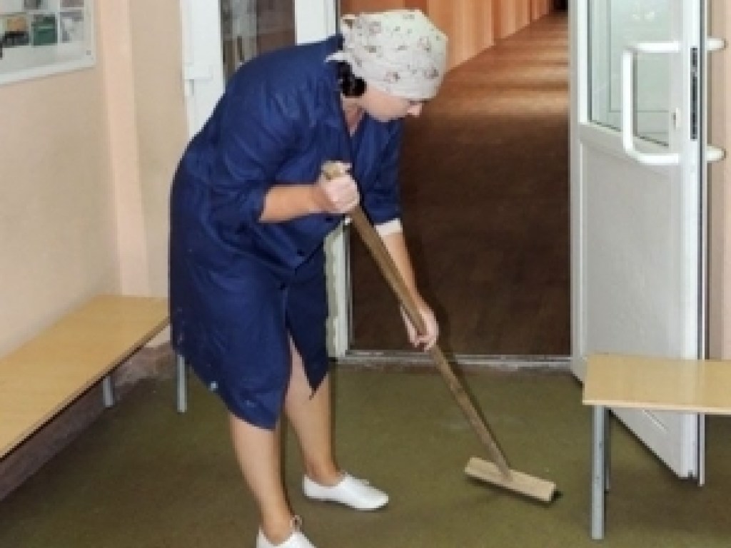 Директор школы в Мелитополе недоплачивал уборщицам зарплату