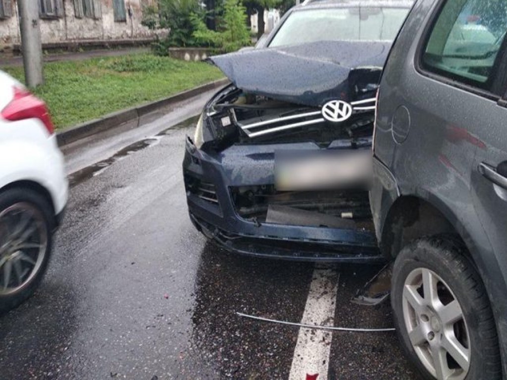 Пьяный житель Полтавы за рулем Touareg разбил четыре автомобиля