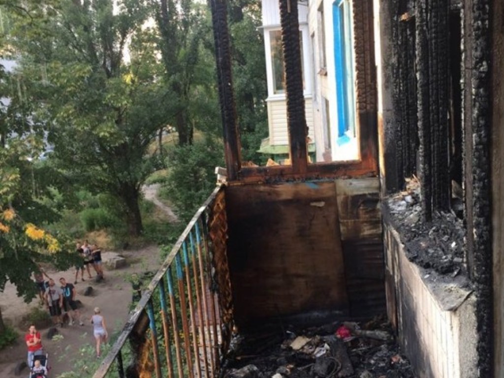 На Воскресенке в Киеве произошел пожар в многоэтажке (ФОТО)