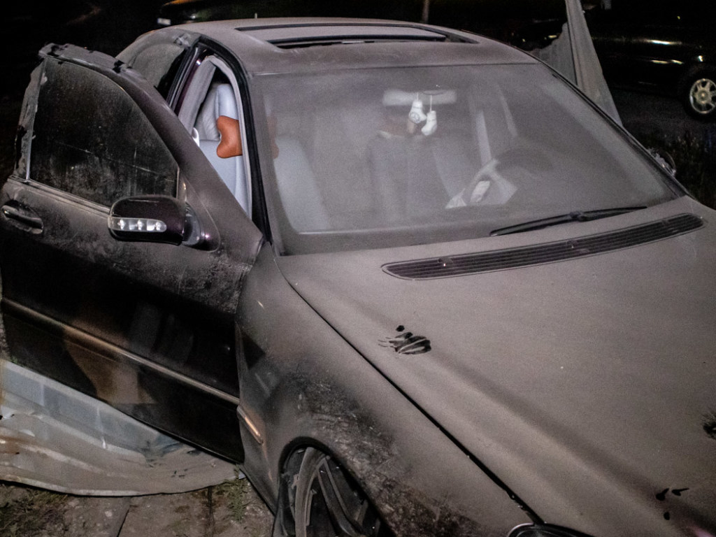 Водитель на черном Mercedes снес забор в Днепре: пострадала девушка (ФОТО, ВИДЕО)