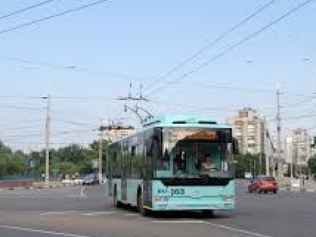 В Харькове пассажиры толкали троллейбус (ВИДЕО)