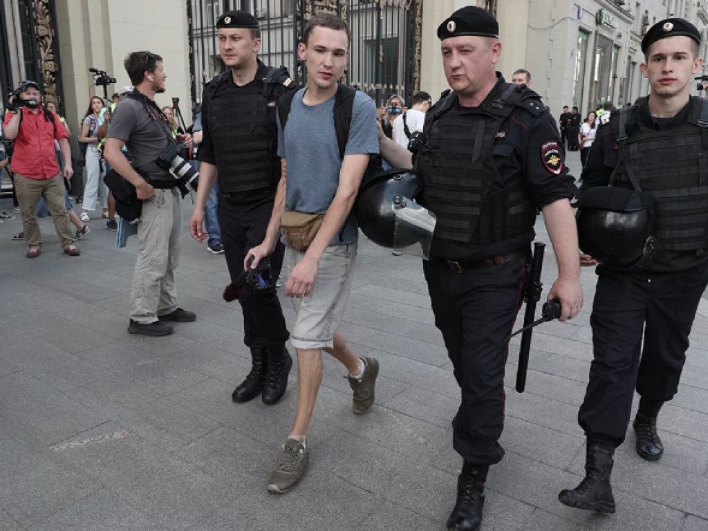 Митинг в Москве: число задержанных свыше 630 человек