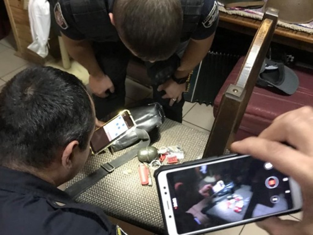 В Борисполе секретарю горсовета угрожали гранатой (ФОТО)