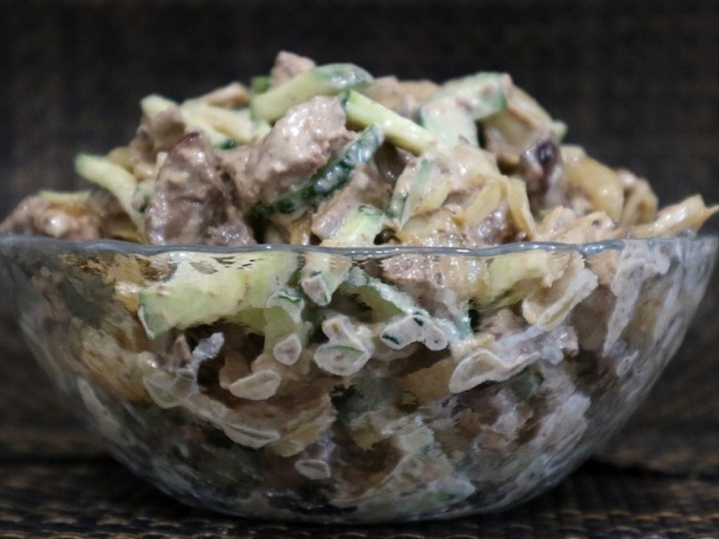 Рецепт дня: Салат из куриной печени со свежими огурцами