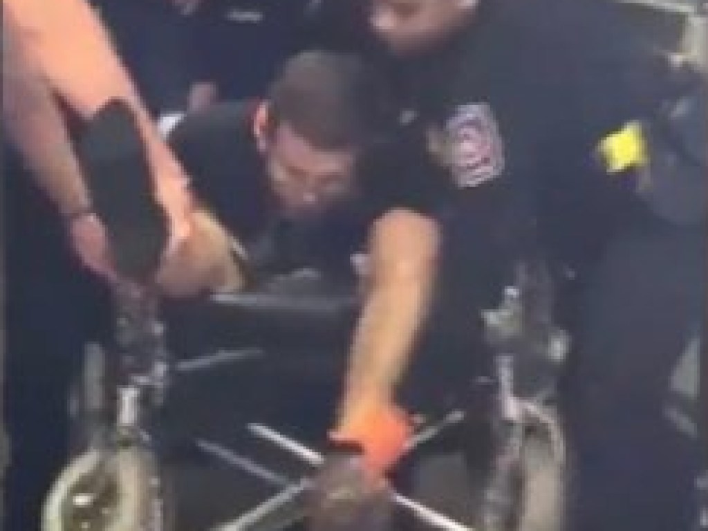 В США авиапассажир оказался в инвалидной коляске и наручниках из-за отказа сесть на свое место (ФОТО, ВИДЕО)