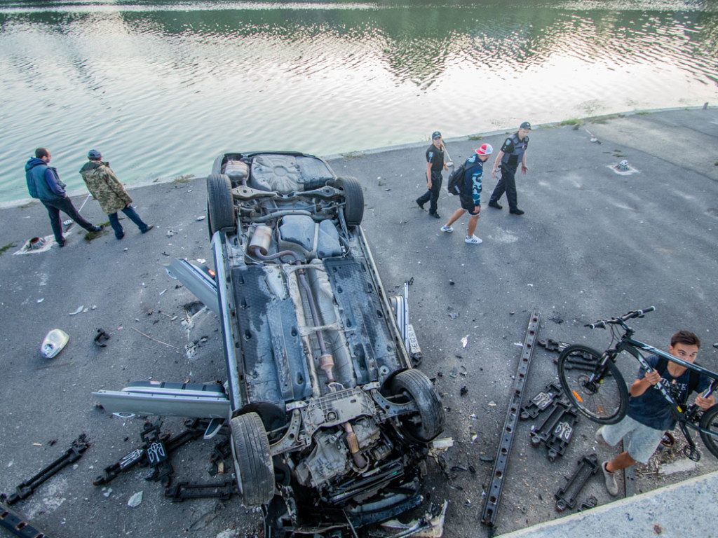 В Днепре Volkswagen рухнул с парапета набережной (ФОТО, ВИДЕО)