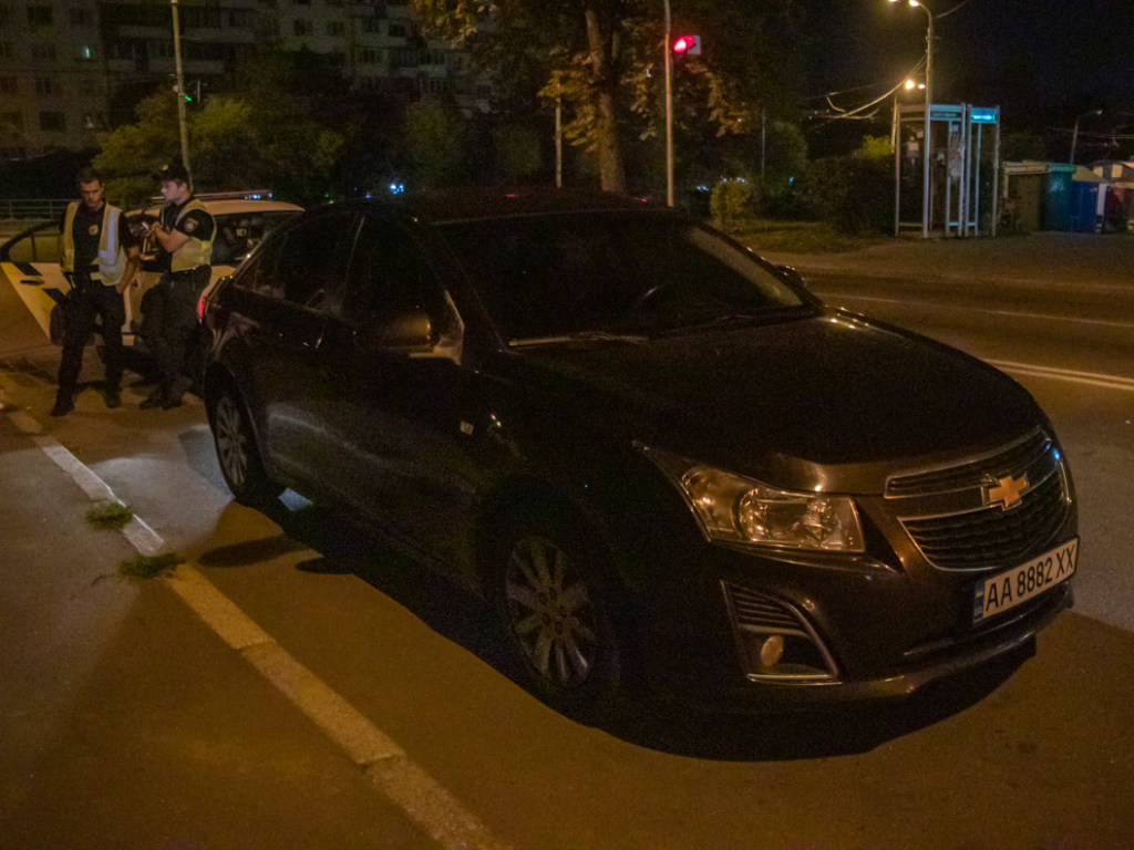 В Голосеево в Киеве пьяный прокурор на Chevrolet скрылся от активистов и полиции в зарослях парка (ВИДЕО)