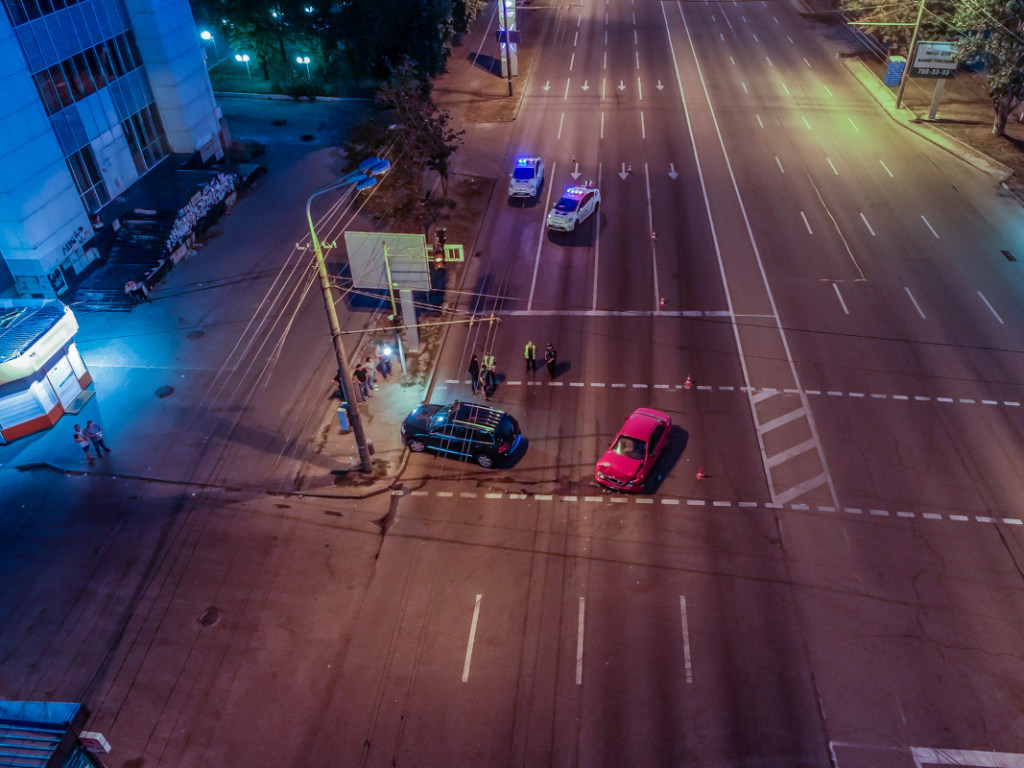 Возле ночного клуба в Днепре столкнулись Daewoo и Volkswagen, есть пострадавший (ФОТО, ВИДЕО)